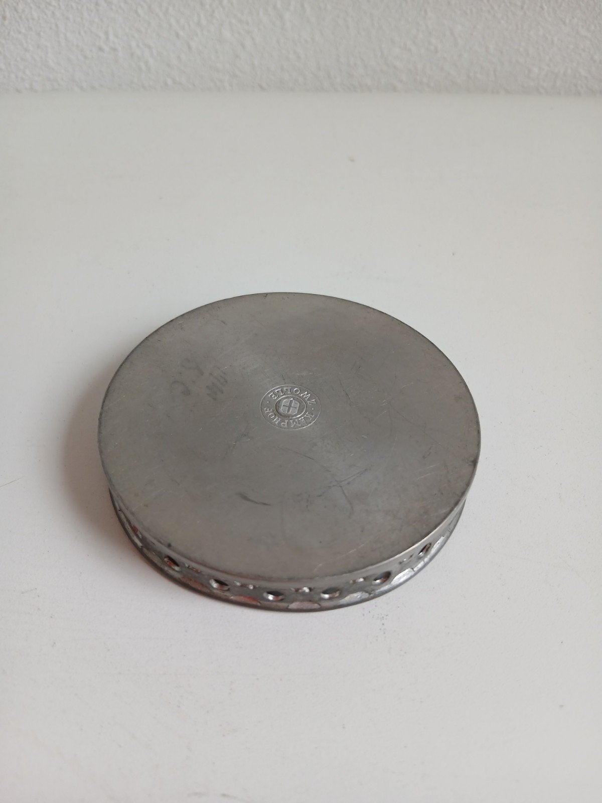 tinnen dekseltje kamphof Zwolle diameter 7,5 cm met de hand, Antiek en Kunst, Ophalen of Verzenden
