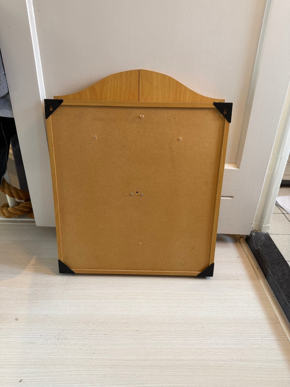 Dartbordkast St. George met dartbord, Ophalen, Nieuw, Dartbord met pijlen