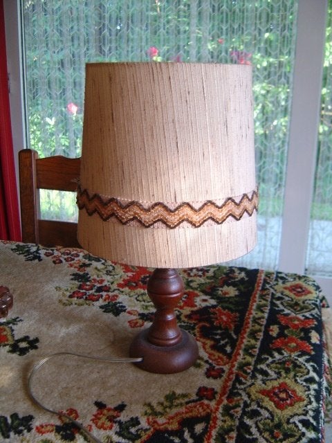 Houten vintage tafellamp met grote kap, Ophalen of Verzenden, Zo goed als nieuw, Met kap, Vintage
