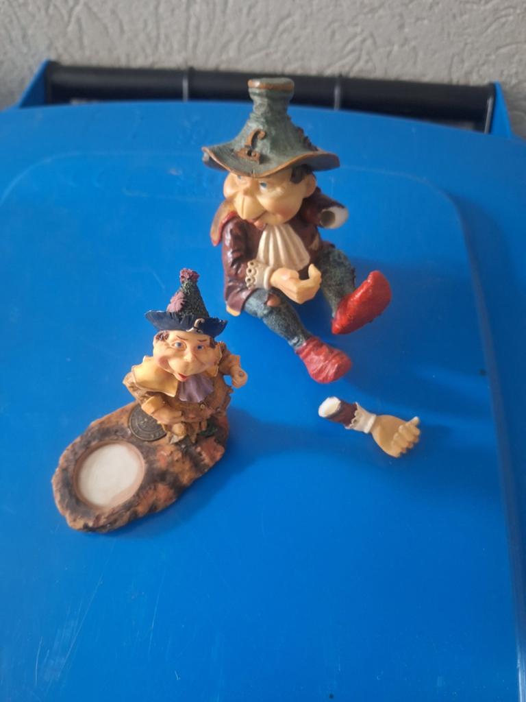 Twee kabouter beeldjes, waarvan één beschadigd, Verzamelen, Efteling, Gebruikt, Ophalen of Verzenden