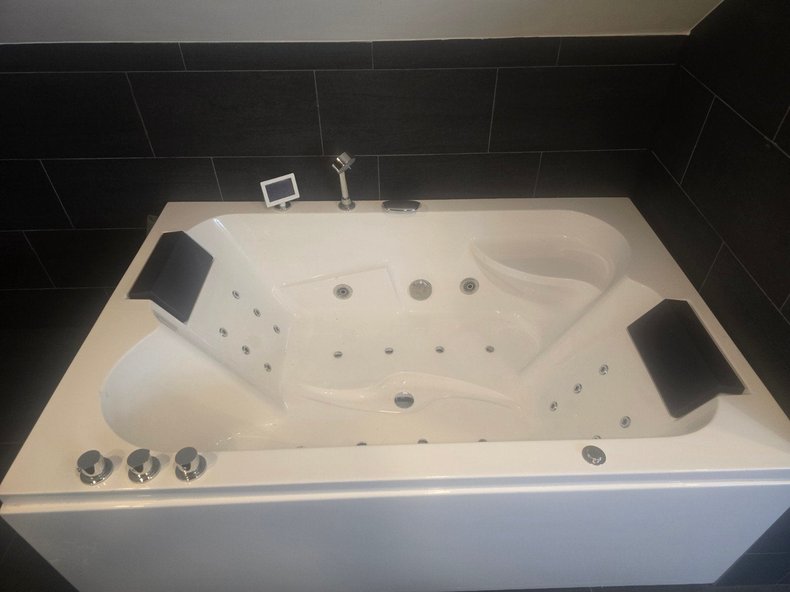 Luxe bubbelbad met jets en hoofdsteunen, Ophalen, Zo goed als nieuw, Rvs, Bad