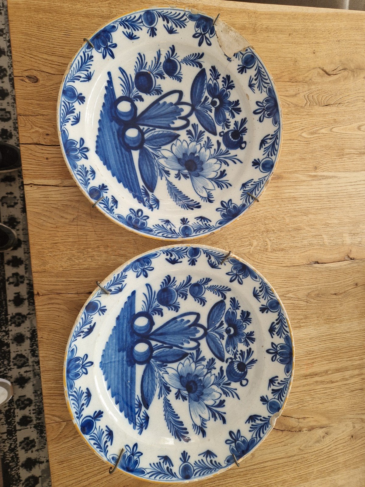 2 Delfts blauwe sierborden met bloemmotief, Ophalen