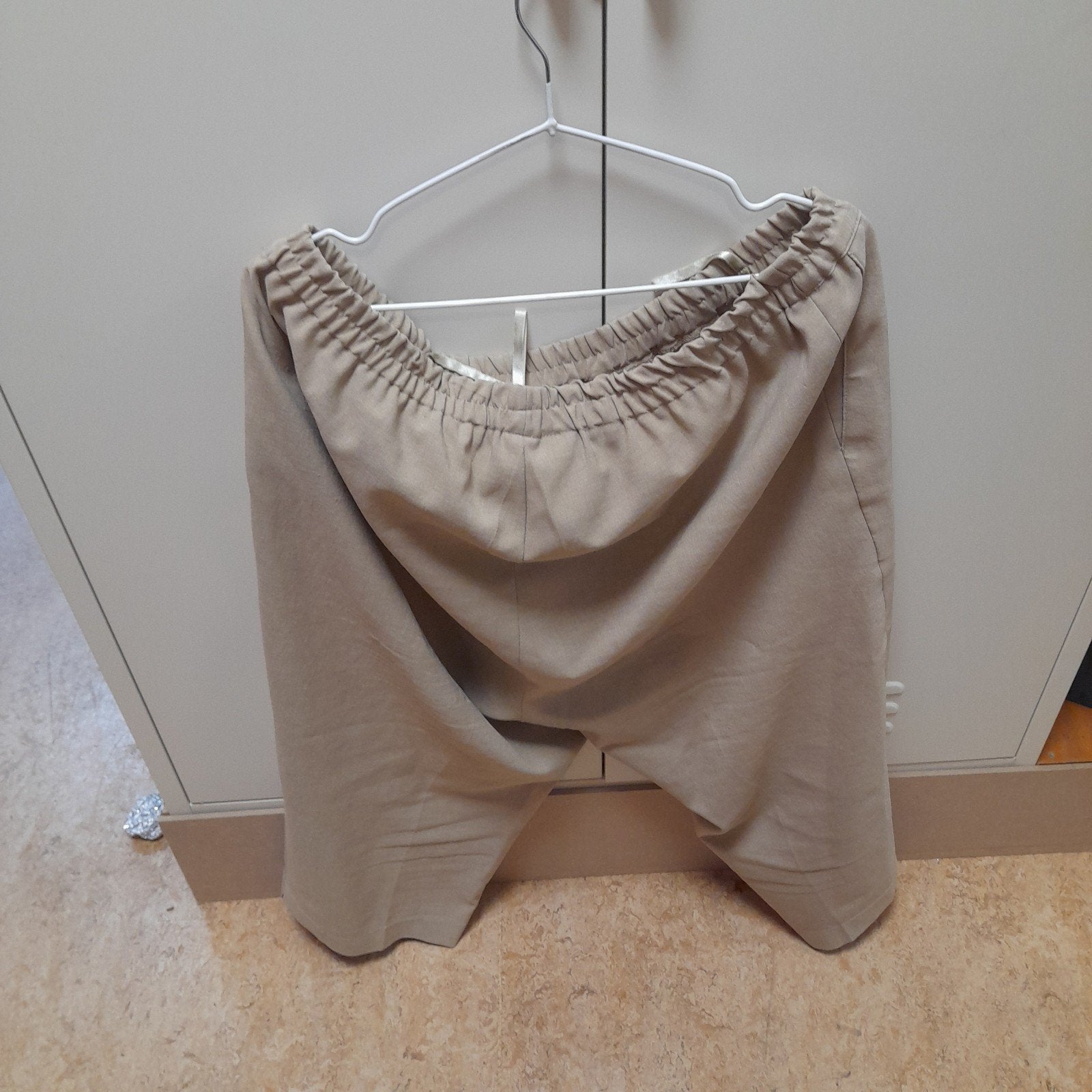3 fijne dames  3 kwartbroeken maat 50

3 fijne dames  3 kwar, Ophalen, Beige, Maat 46/48 (XL) of groter, Driekwart