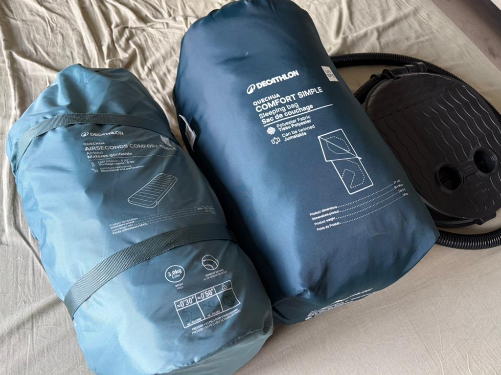 Quechua 1p luchtbed, slaapzak en voetpomp, Ophalen, Zo goed als nieuw