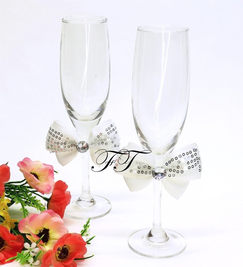 Stijvolle champagneglazen met grote witte strikken., Ophalen of Verzenden, Nieuw, Feestartikel, Geboorte of Huwelijk
