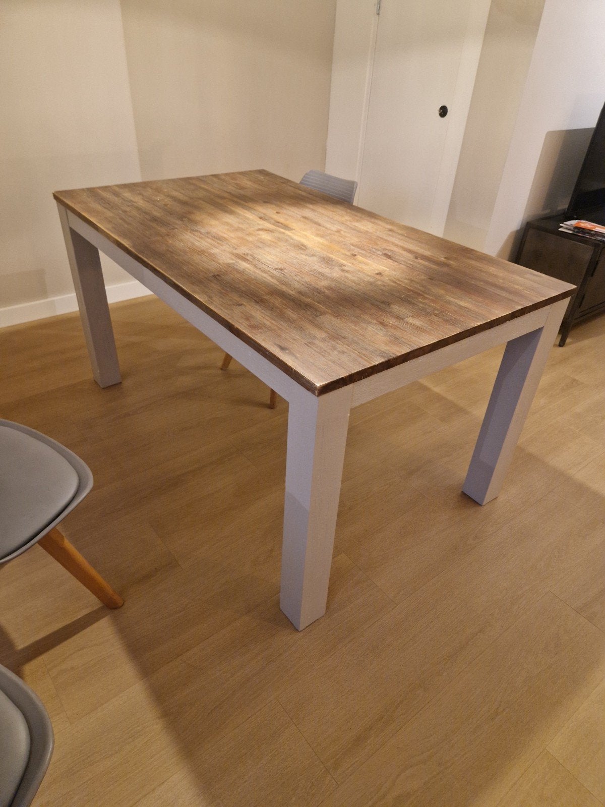 Robuuste eettafel met houten blad en grijze poten, Huis en Inrichting, Overige houtsoorten, Gebruikt, 100 tot 150 cm, Modern landelijk