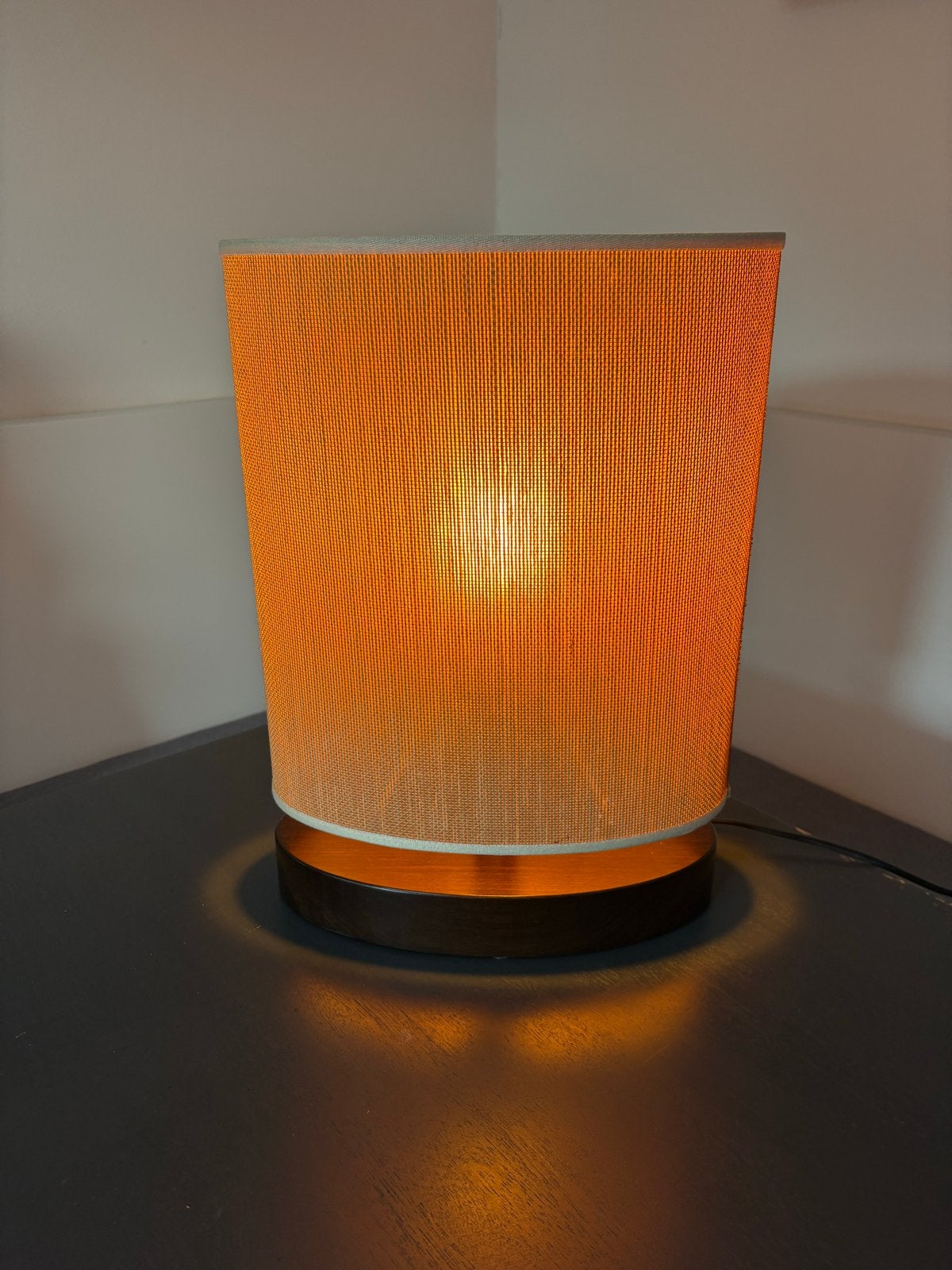 Sfeervolle tafellamp met beige kap en donker houten voet, Ophalen, Met schakelaar, Gebruikt, Overige merken