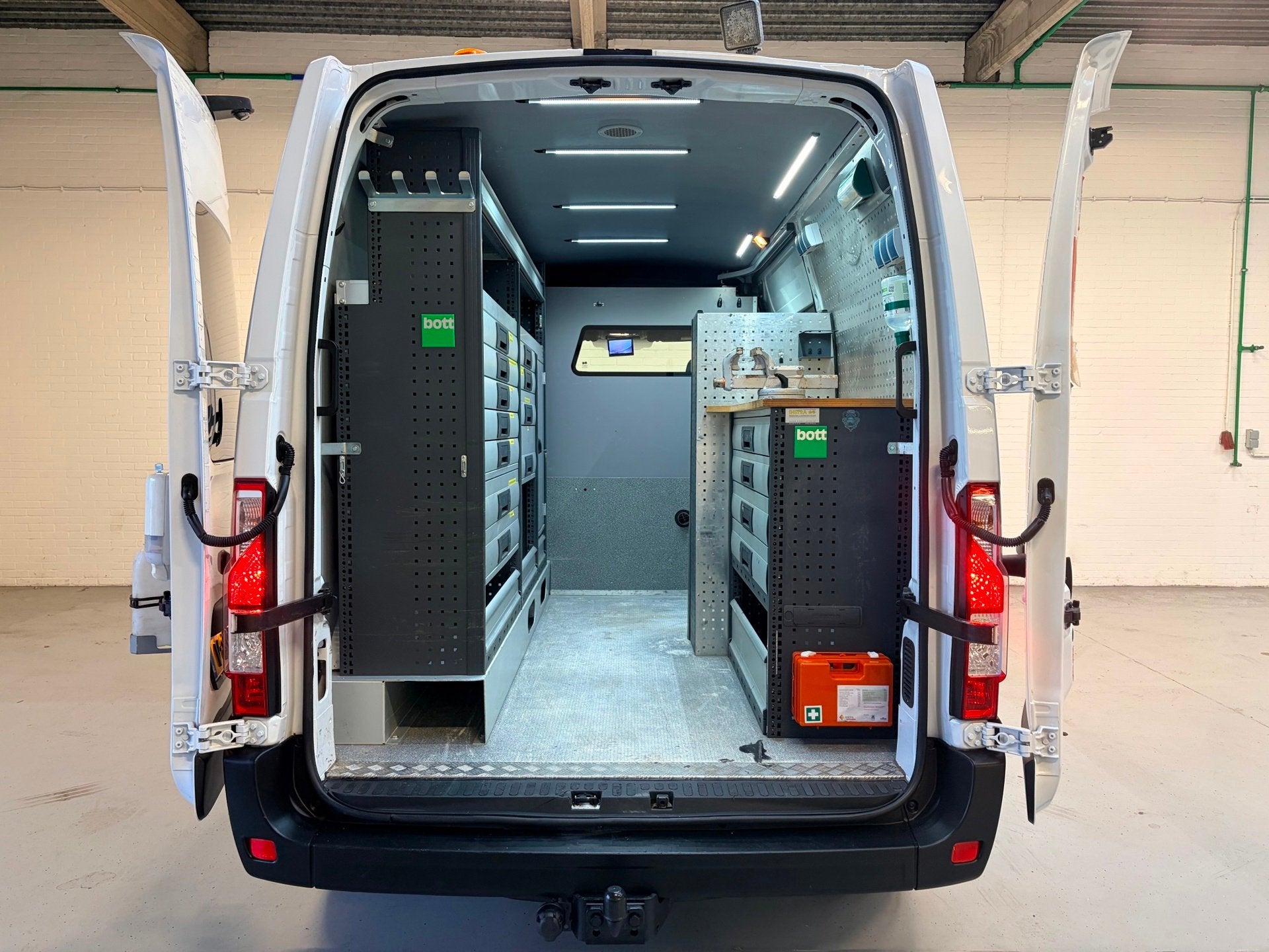 Renault Master Servicewagen T35 2.3 dCi 145pk euro6 L2H2 BOT, Voorwielaandrijving, Dealer onderhouden, Stof, Gebruikt
