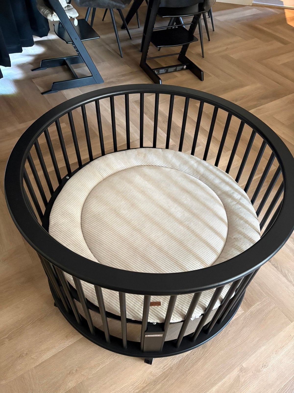 Bopita zwarte ronde box met baby’s only boxkleed, Kinderen en Baby's, Boxen, Ophalen, Zo goed als nieuw, Rond, Boxkleed
