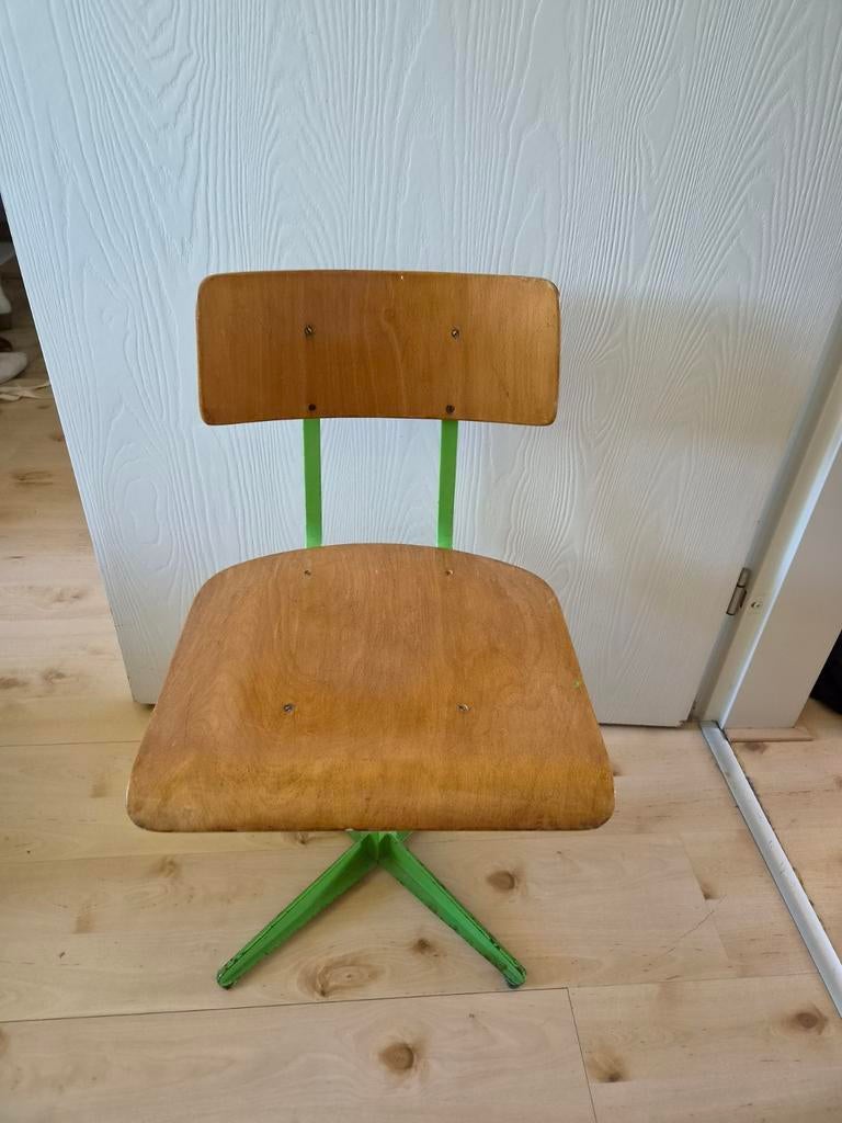 Vintage schoolstoel met groen onderstel, Ophalen