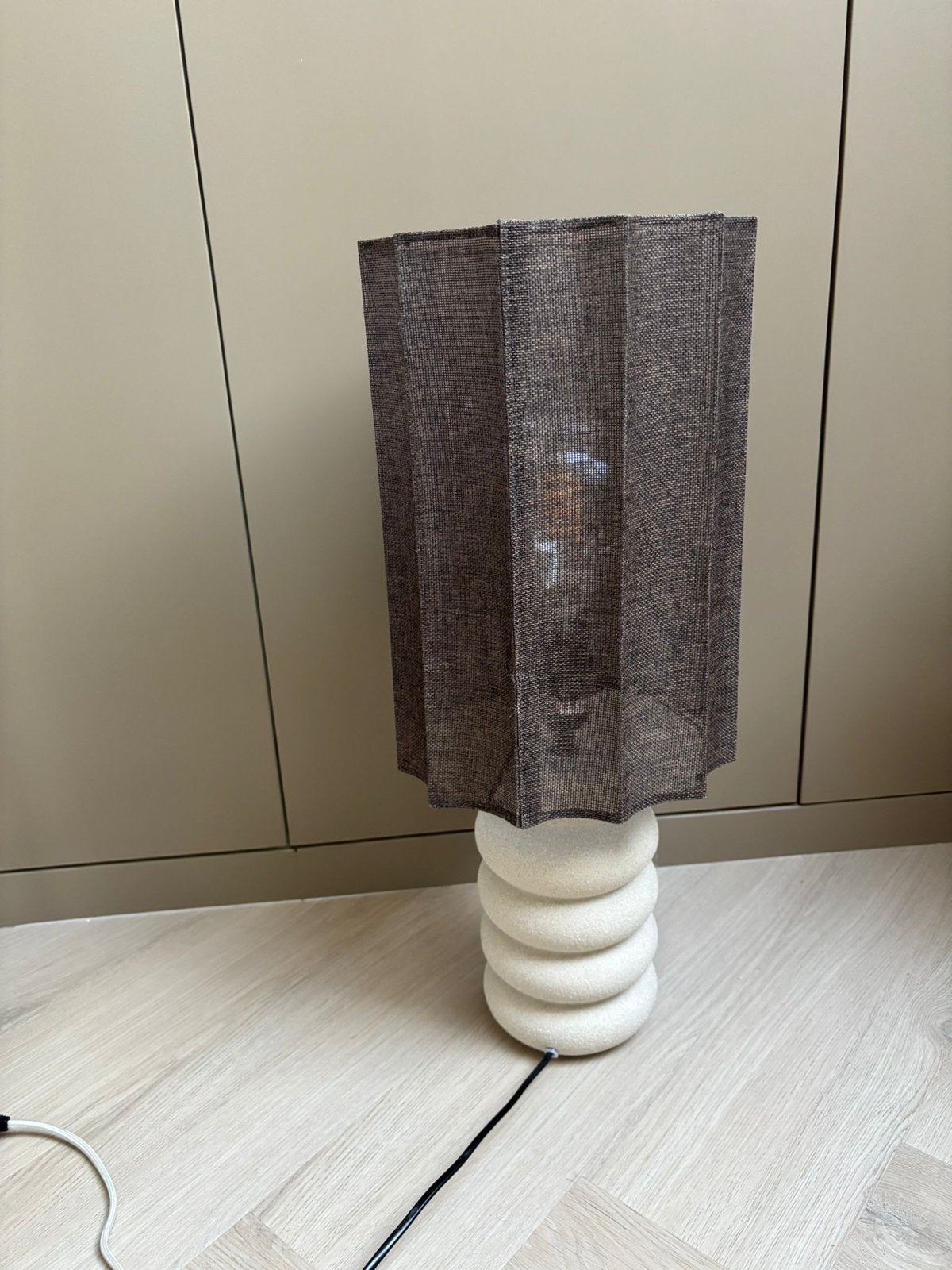 Moderne tafellamp met geplooide kap en unieke voet, Ophalen, Textiel, Modern, Bruin