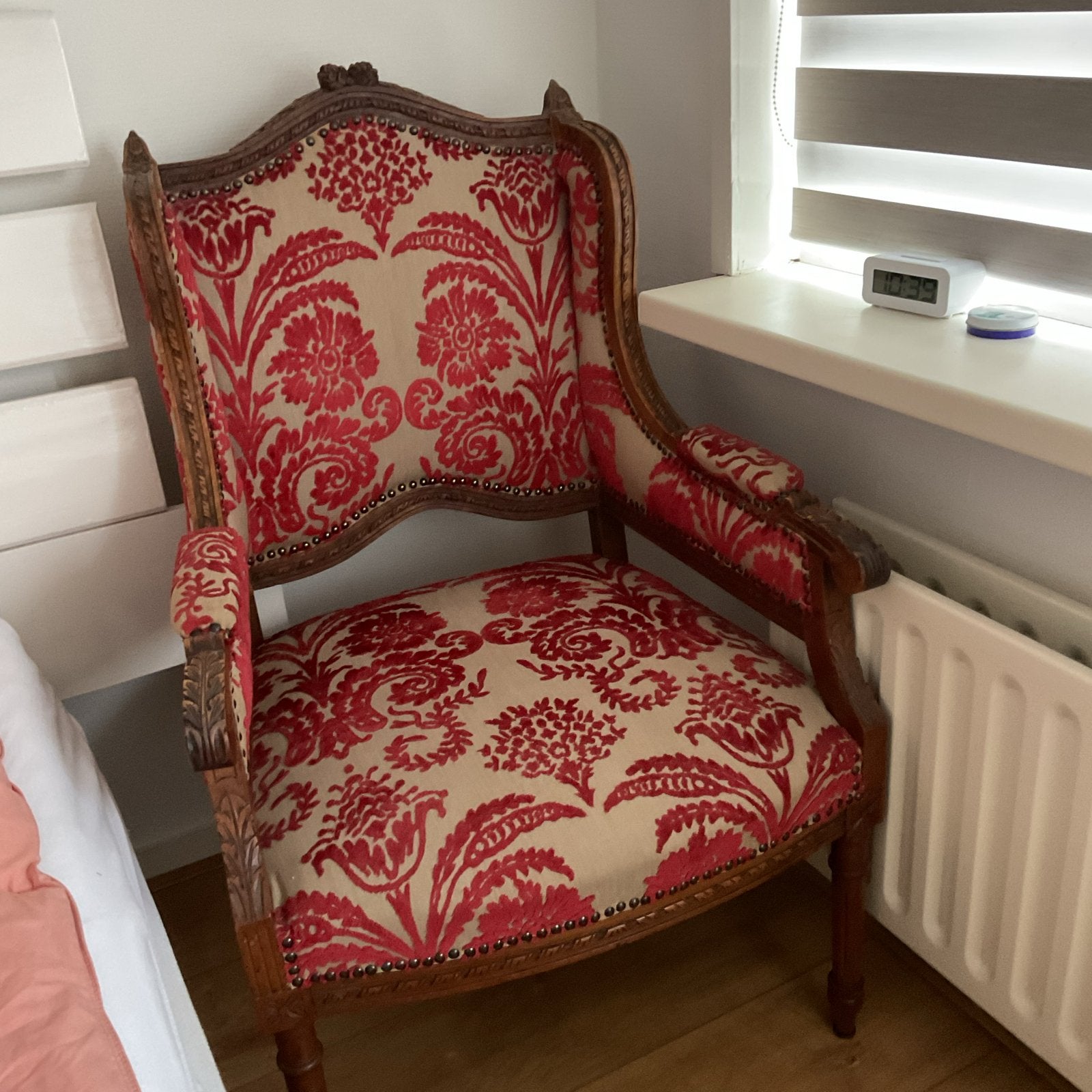 Antieke fauteuil met rood-beige bloemenpatroon, Ophalen
