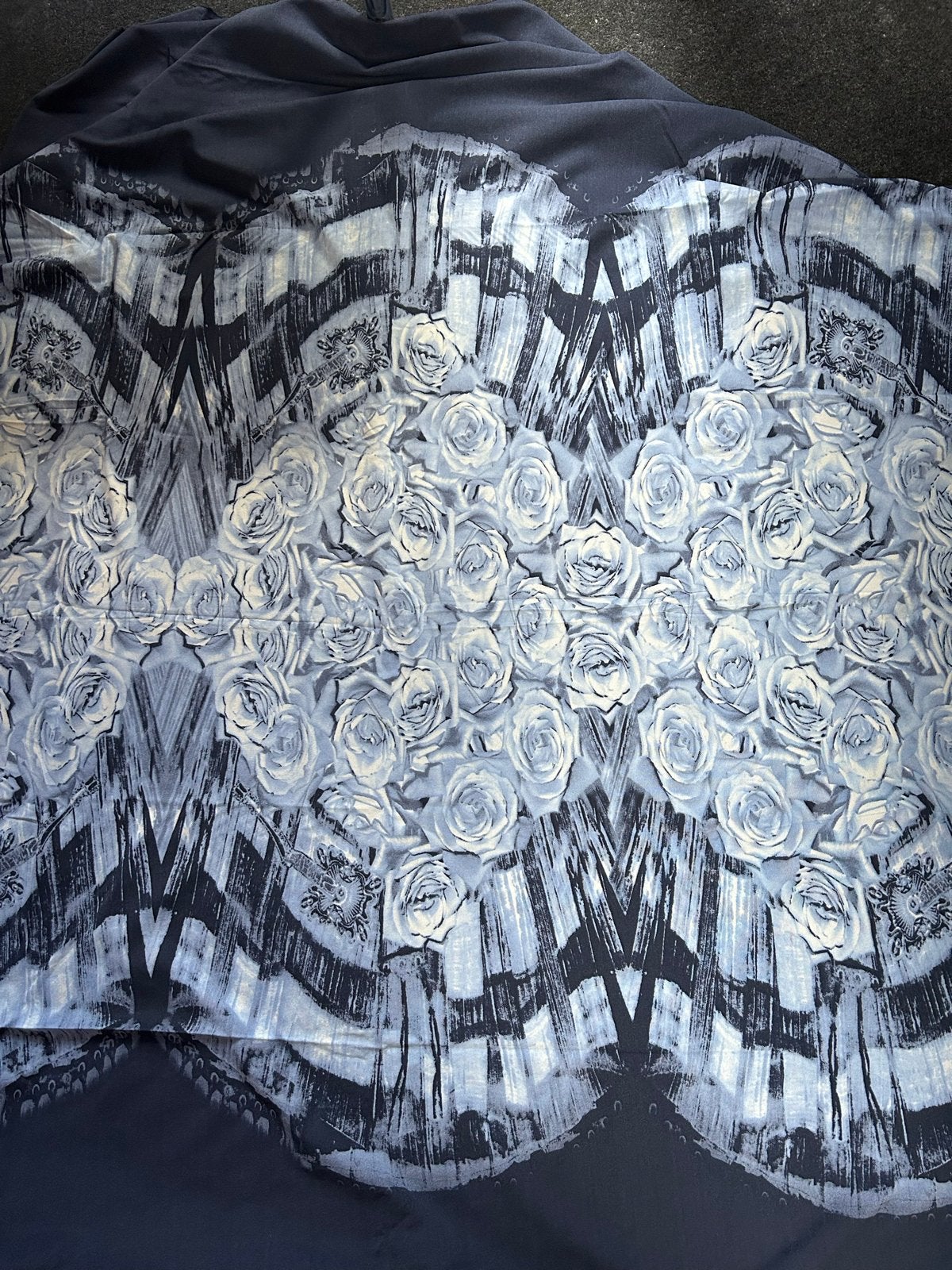 Stretchstof donkerblauw met lichtblauwe rozenprint, Hobby en Vrije tijd, Ophalen of Verzenden, Nieuw, Blauw, Overige materialen