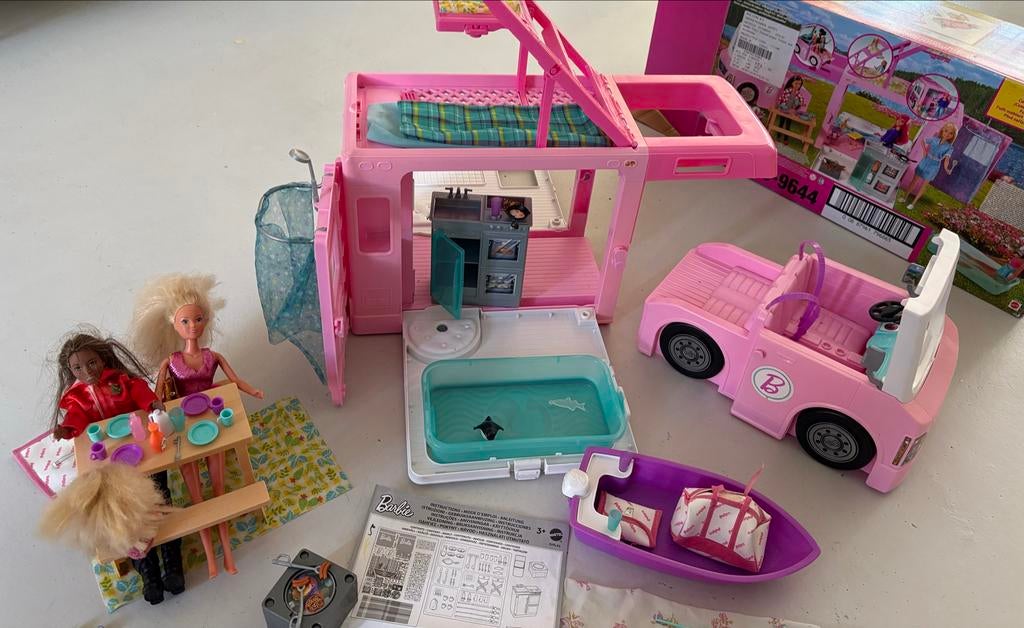 Barbie Camper incl Barbie en accessoires, Ophalen of Verzenden, Zo goed als nieuw, Meisje