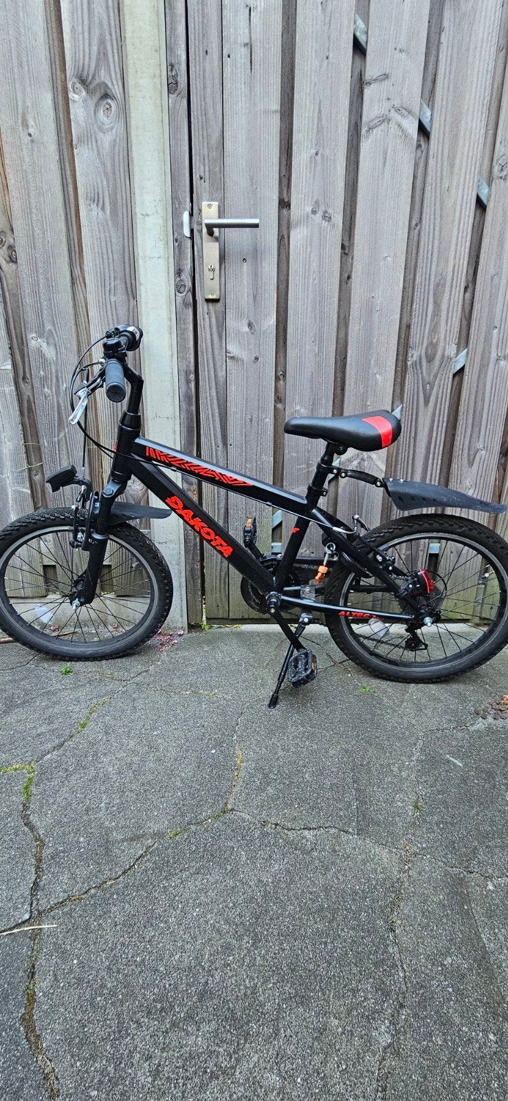 Dakota 20 inch kinderfiets - Zwart/Rood, Ophalen, Zo goed als nieuw, Velgrem, 20 inch of meer