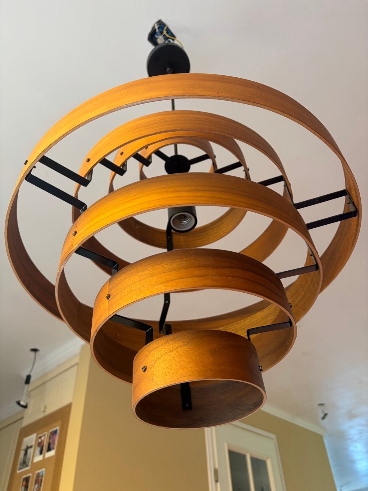 Vintage spiraal hanglamp van hout - Deens design, Huis en Inrichting, Lampen | Hanglampen, Ophalen, Gebruikt, E27 (groot), Landelijk