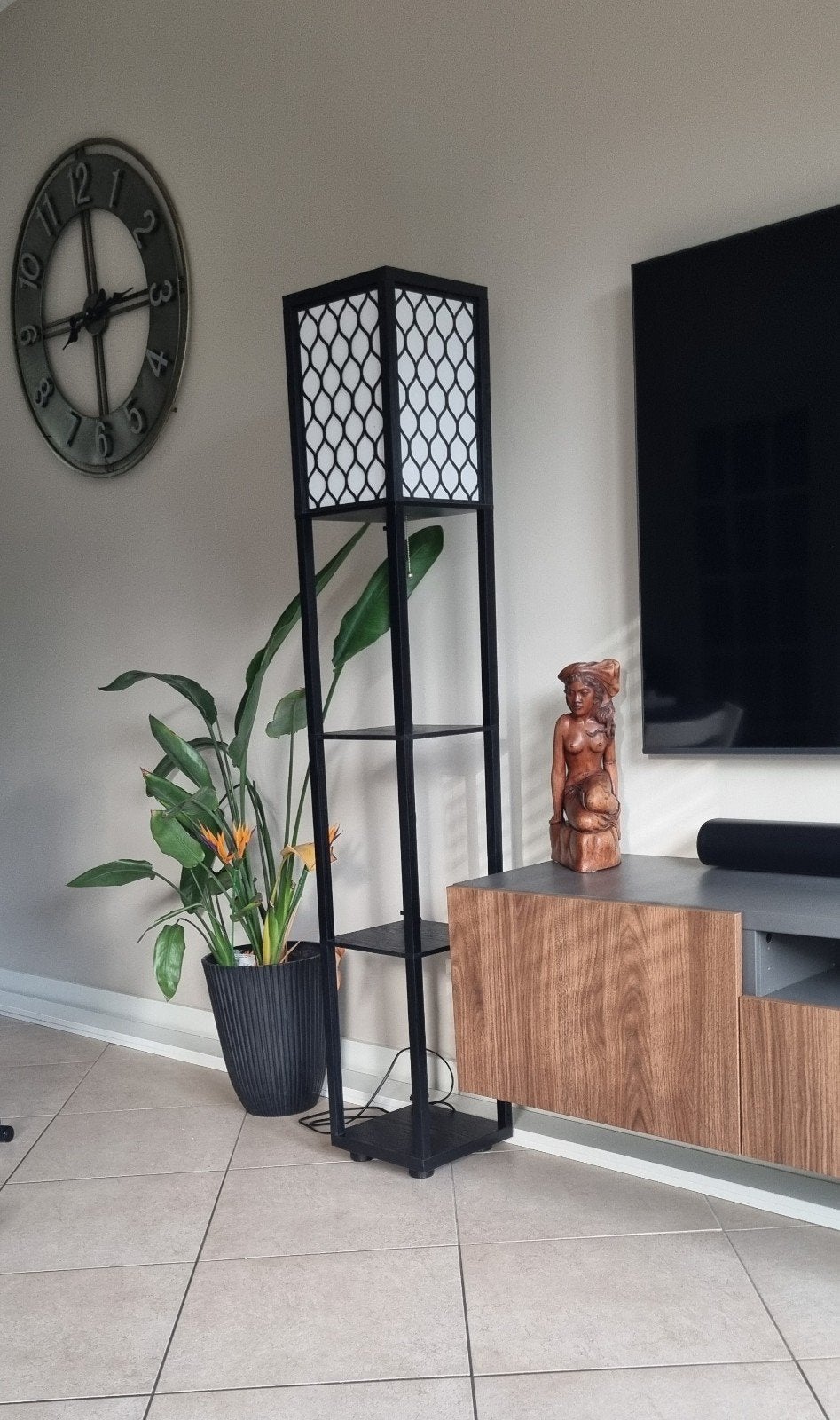 Zwarte staande lamp met opbergplanken, Huis en Inrichting, Lampen | Vloerlampen, Modern, functioneel, Zo goed als nieuw, 150 tot 200 cm