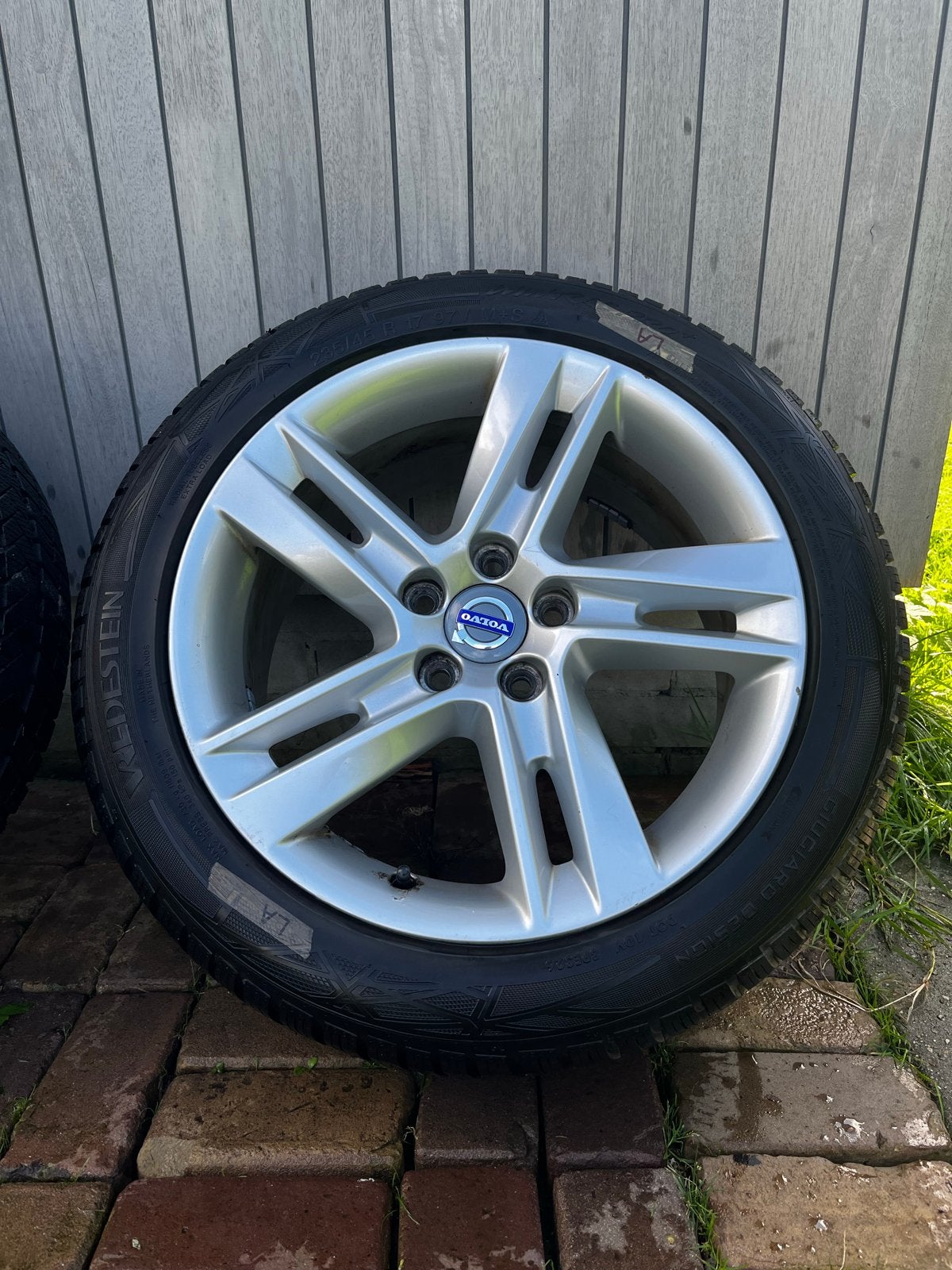 235/45/17 Winterbanden uit 2025 z.g.a.n. Volvo V60, Ophalen, Gebruikt, Banden en Velgen, 17 inch
