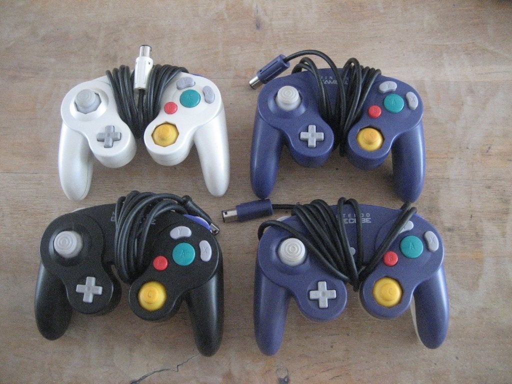 GameCube controllers, Spelcomputers en Games, Spelcomputers | Nintendo GameCube, Ophalen of Verzenden, Gebruikt, Paars, Met 3 controllers of meer