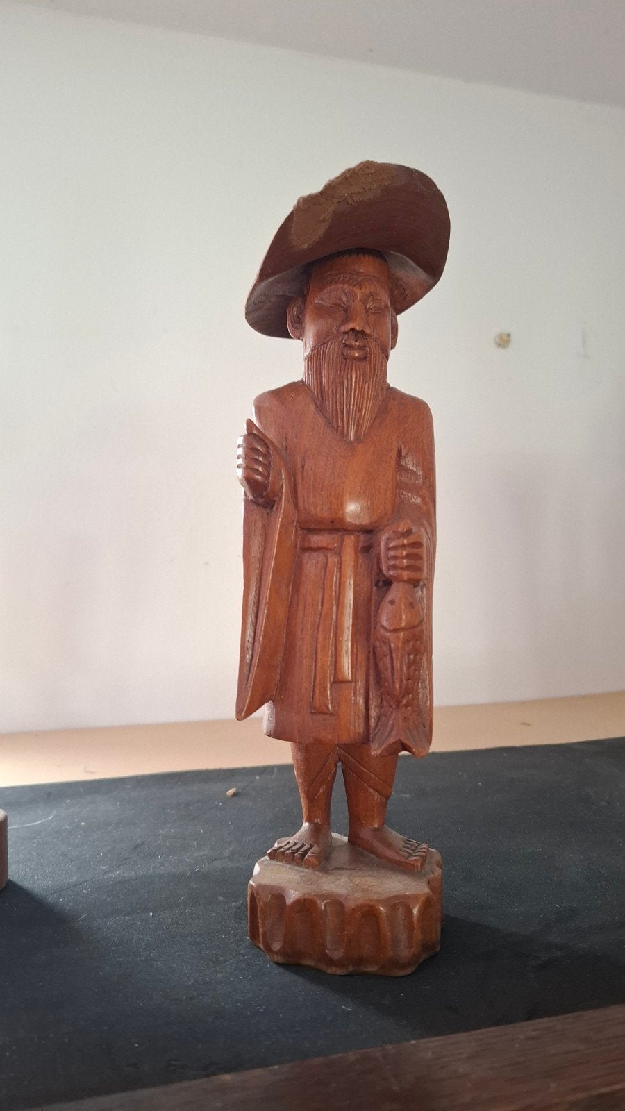 Handgesneden houten beeld van visser met vis, Antiek en Kunst, Ophalen of Verzenden, Handgemaakt, 20 - 50 cm, Beeld