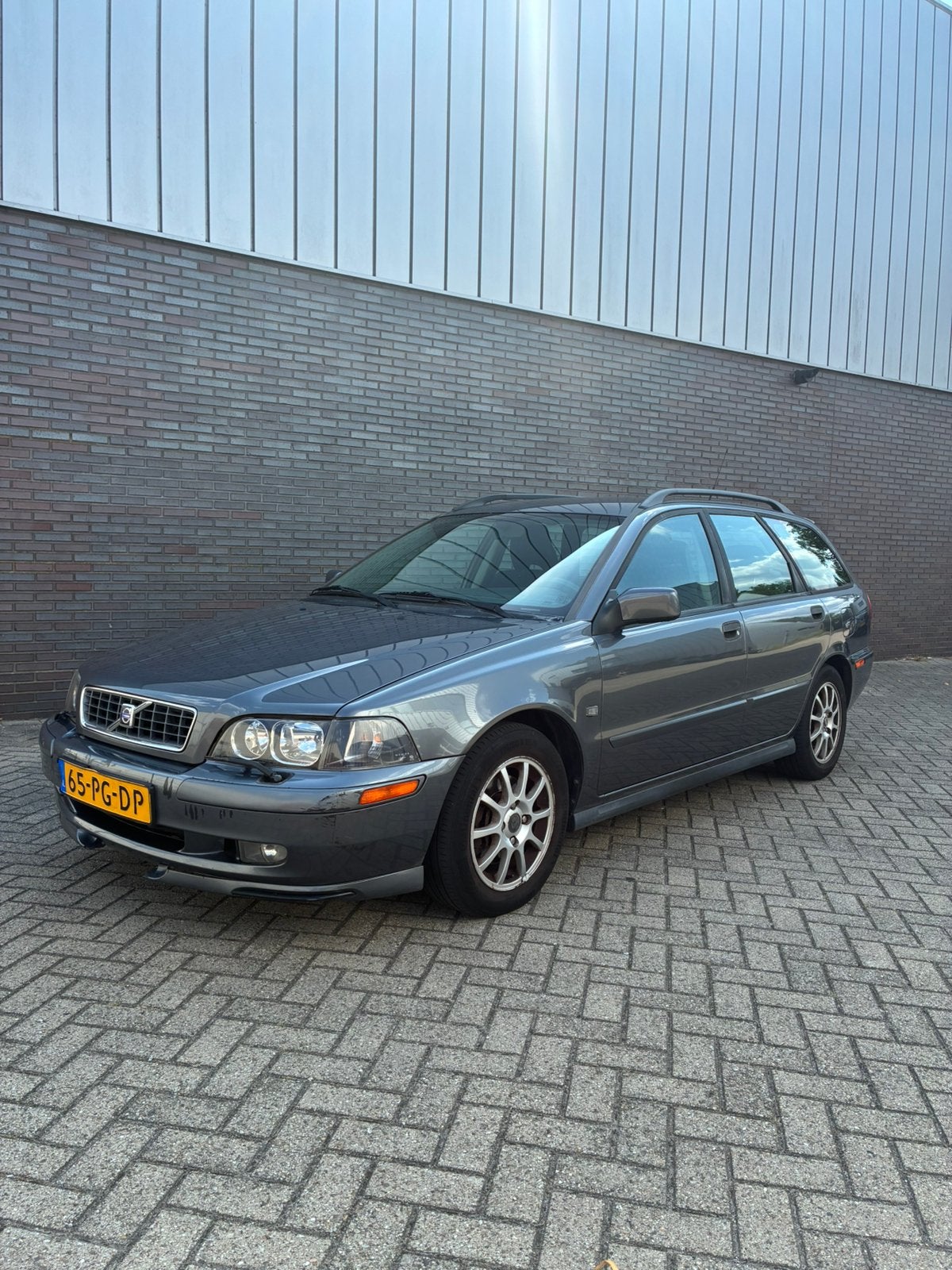 Volvo V40 2.0 I 16V 2004 Grijs, Voorwielaandrijving, 136 pk, 1948 cc, 4 cilinders