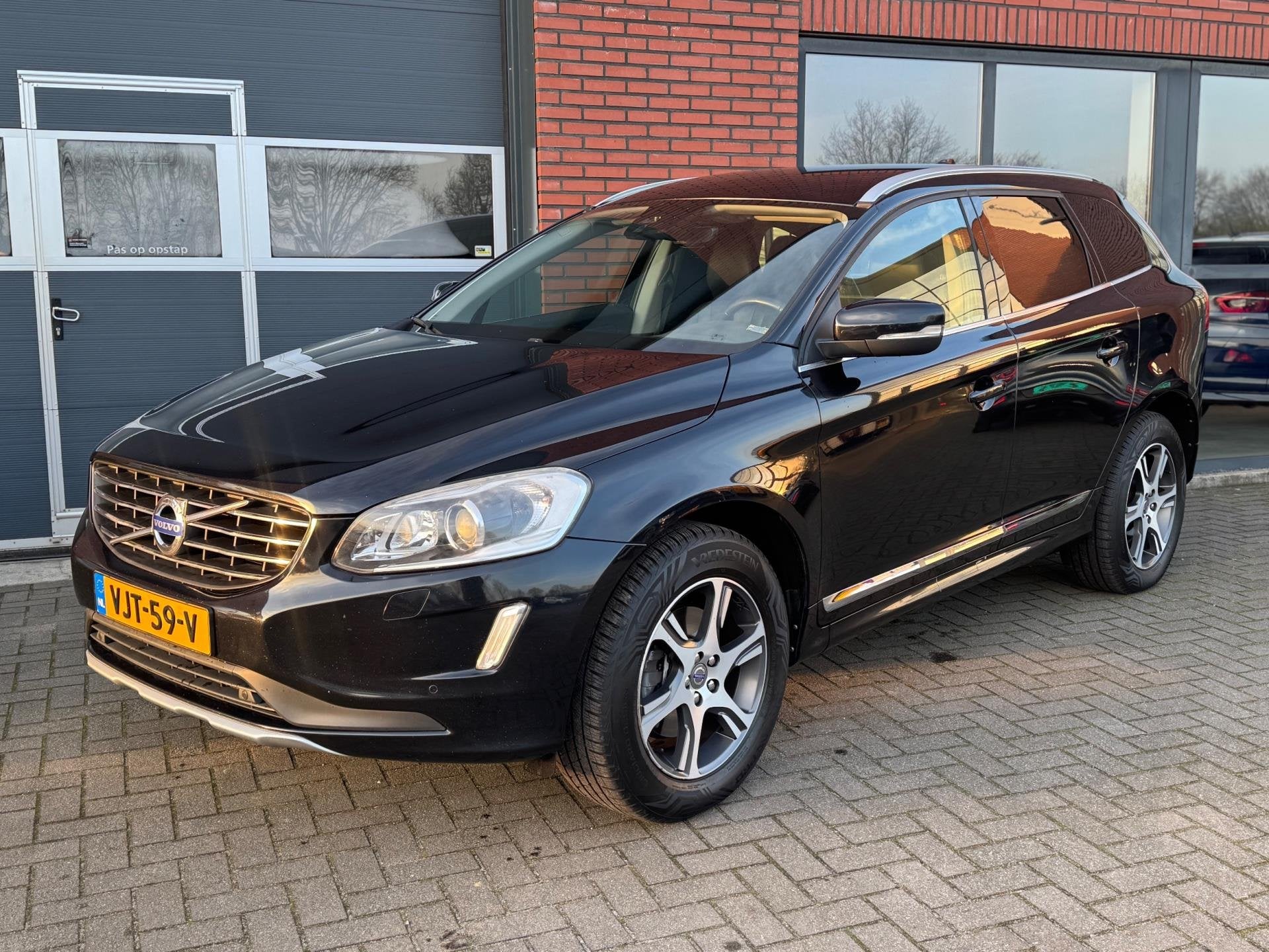 Volvo XC60 Grijs Kenteken 2.0 D4 FWD Summum Cruise Navi Euro, Auto's, Gebruikt, Euro 6, 4 cilinders, Zwart
