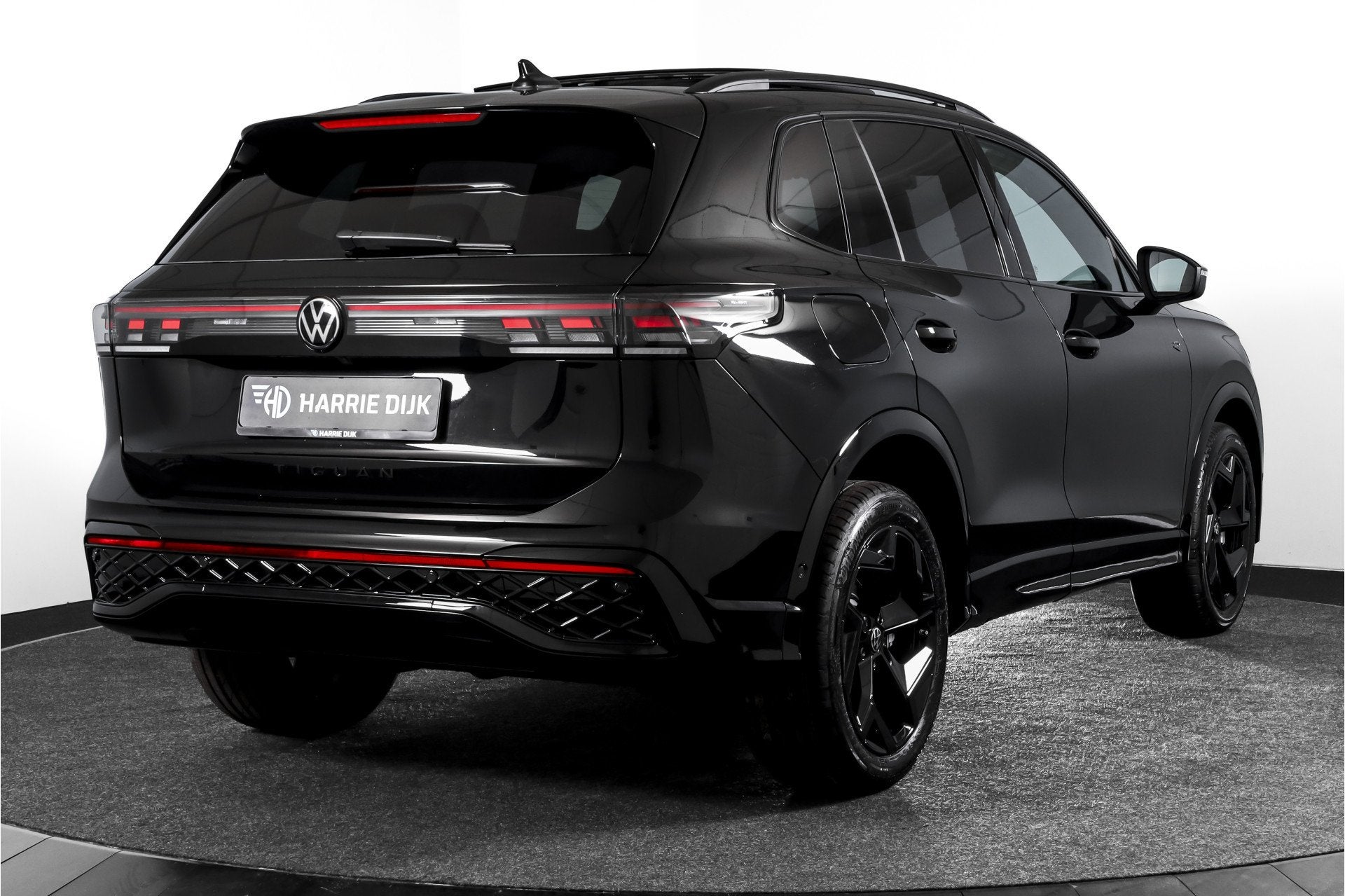 Volkswagen Tiguan 1.5 eHybrid 272 PK R-Line | Black Style |, 12 maanden, Stof, 4 cilinders, Zwart
