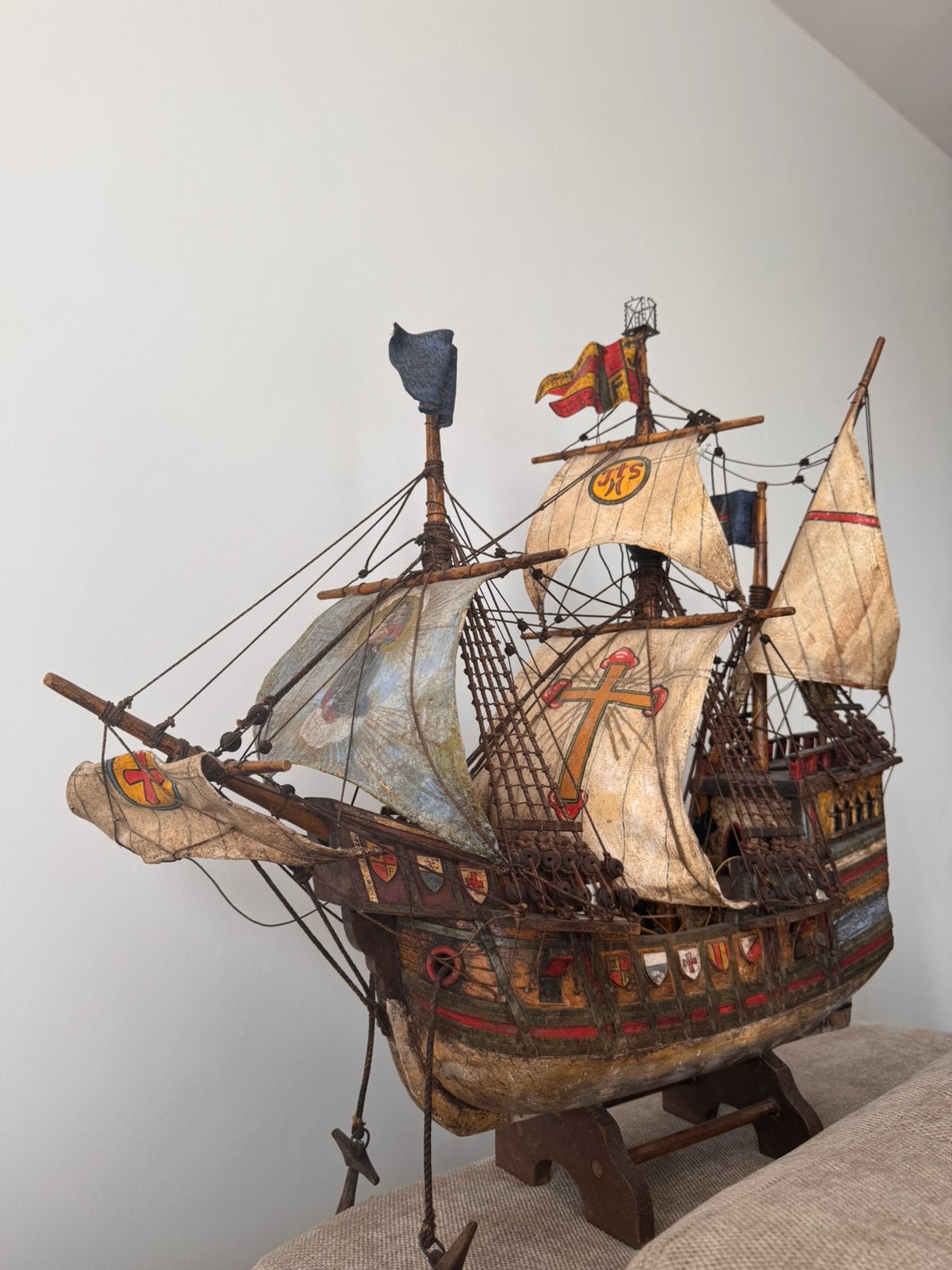 Groot houten Spaans galjoen met religieuze symbolen 68 cm, Ophalen, Gebruikt