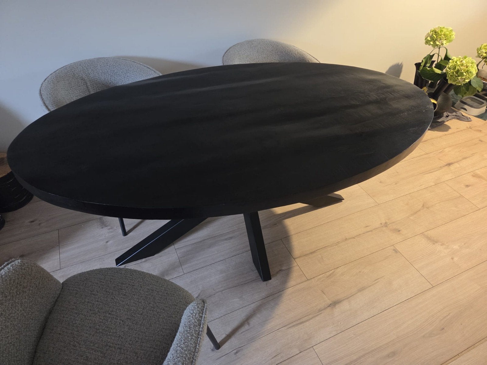 Ovale zwarte Mango houten eettafel met 5 stoelen, Ophalen, 50 tot 100 cm, Zo goed als nieuw, Vijf personen of meer