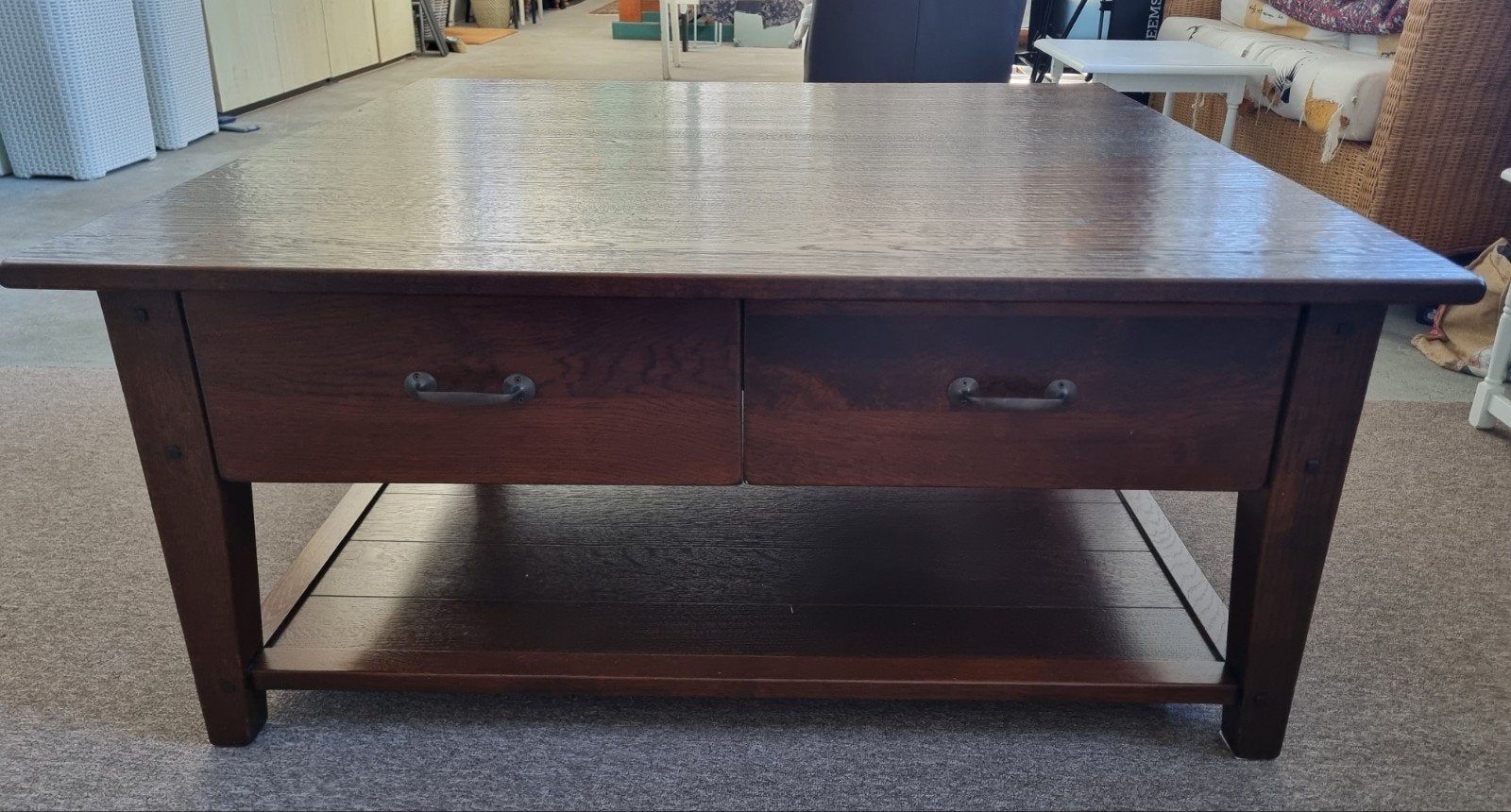 Massief, donker eiken salontafel met lades 111 x 111 x 50cm, Huis en Inrichting, Ophalen, 100 tot 150 cm, Eikenhout, Zo goed als nieuw