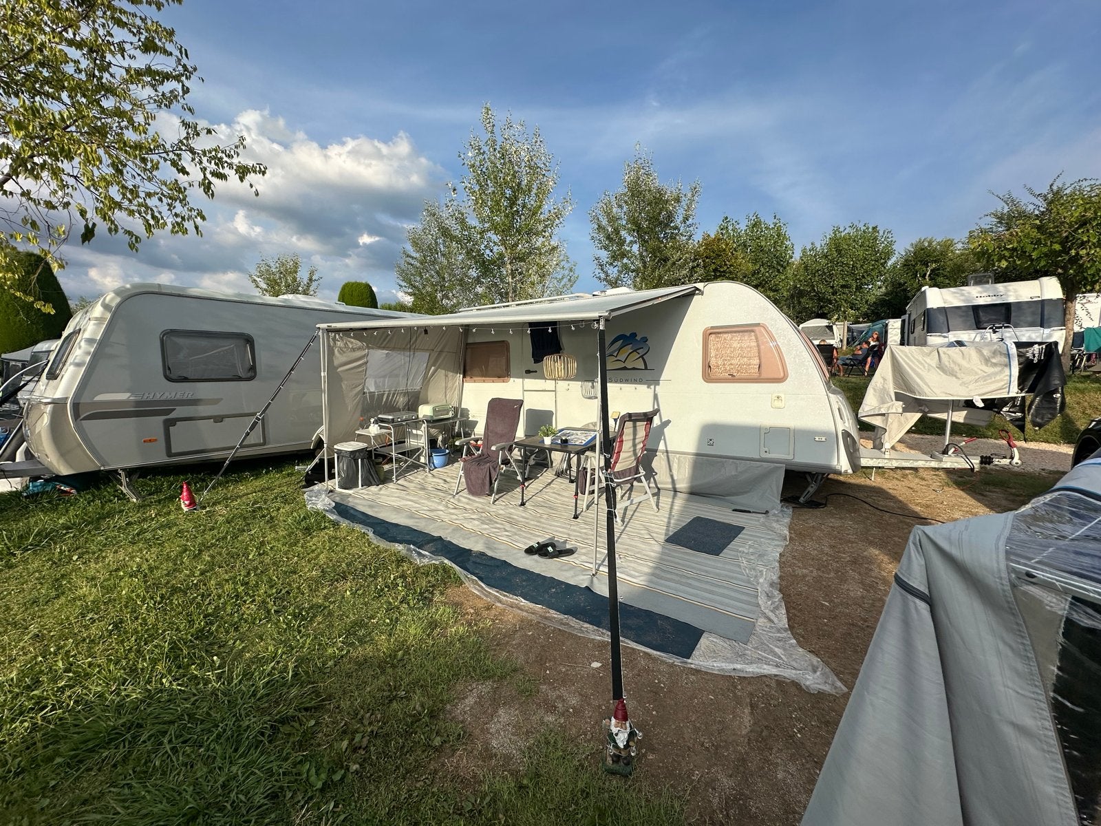 Knaus Sudwind 500 airco en luifel staat aan het gardameer, Vast bed, Rondzit, Particulier, 5 tot 6 meter