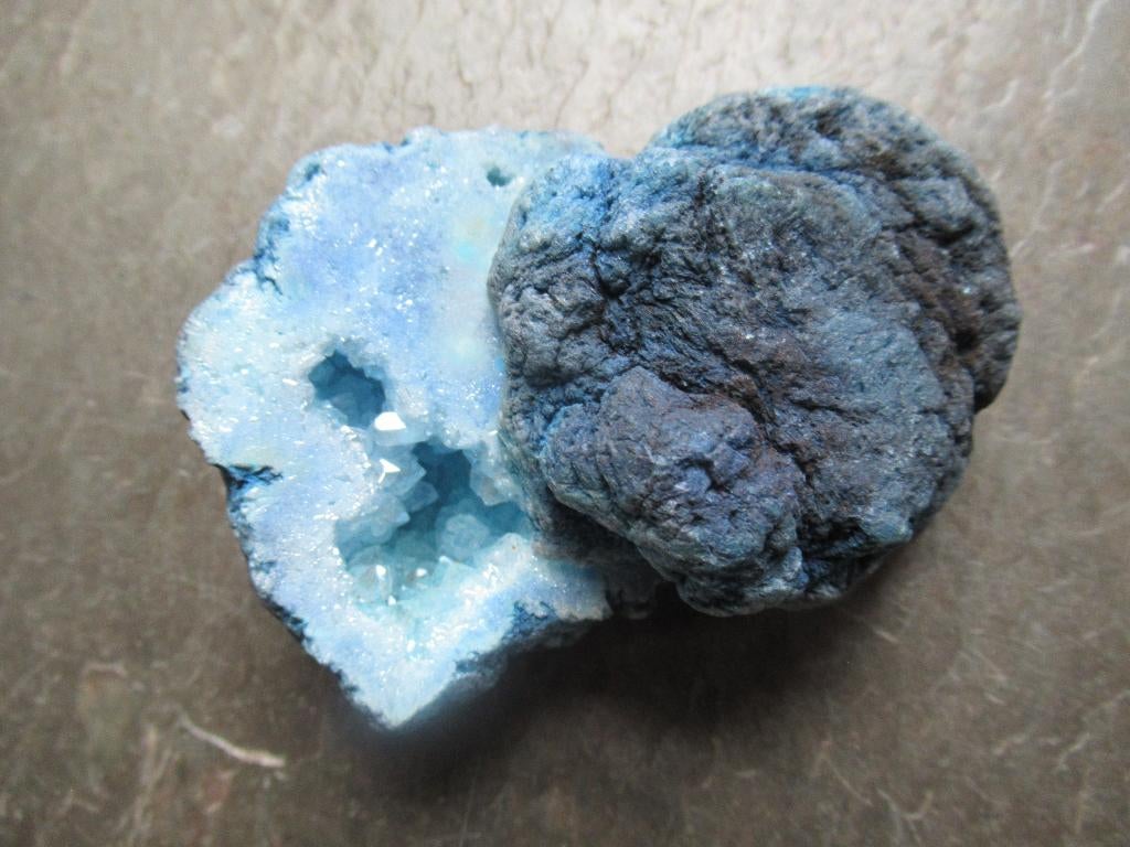GEODE doorgezaagd blauw sprankelend 2 stukken € 45, Ophalen of Verzenden