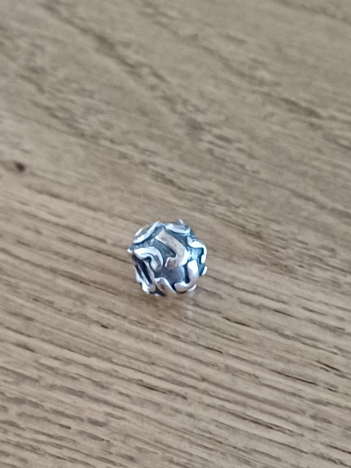 Pandora bedel met 3x een gouden 'J'., Gebruikt, Pandora, Ophalen of Verzenden, 1 bedel