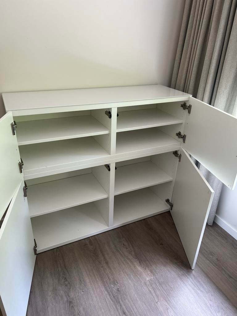 IKEA Kast met Glasplaat - Eenvoudig te Vervoeren, Ophalen, Gebruikt