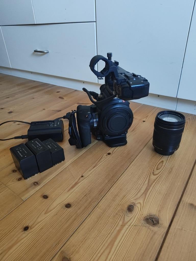 Canon C100 met EF-S 18-135mm IS lens + 3 batterijen, Full HD, Gebruikt, Canon, 20x of meer