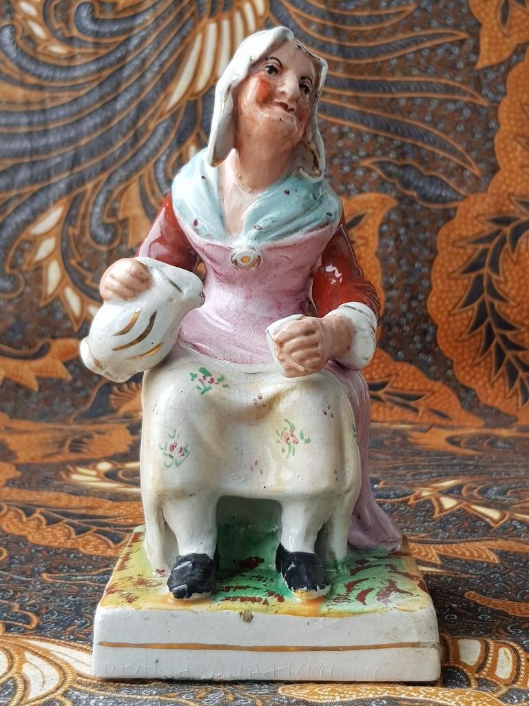 Antiek Engels Staffordshire beeldje van oude vrouw uit 1880.