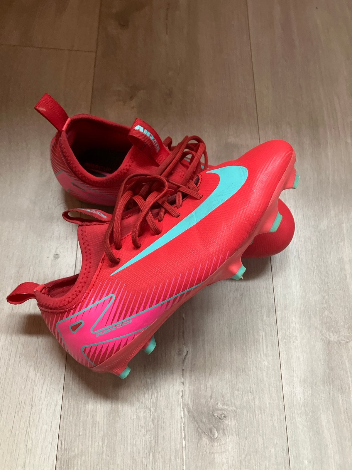 Nike Mercurial Voetbalschoenen 35,5 - Rood-Roze/Turquoise, Ophalen of Verzenden, Zo goed als nieuw, Schoenen