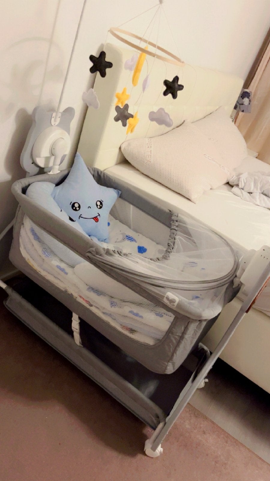 Co-sleeper wiegje met mobiel en knuffel, Ophalen of Verzenden, Zo goed als nieuw, Wieg