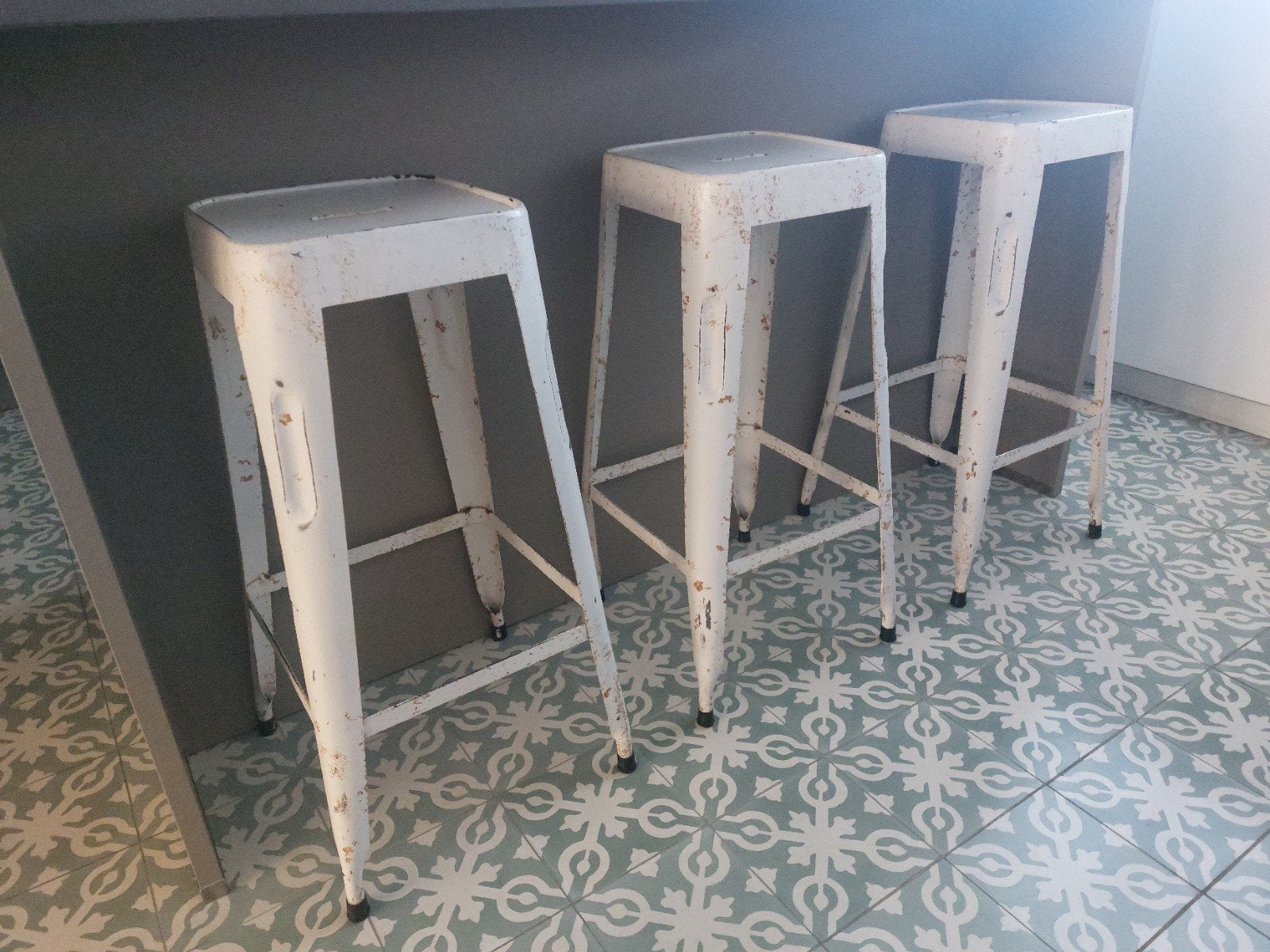 Set van 3 industriële barkrukken - wit metaal, Huis en Inrichting, Ophalen, Gebruikt, Met voetsteun, 60 tot 90 cm