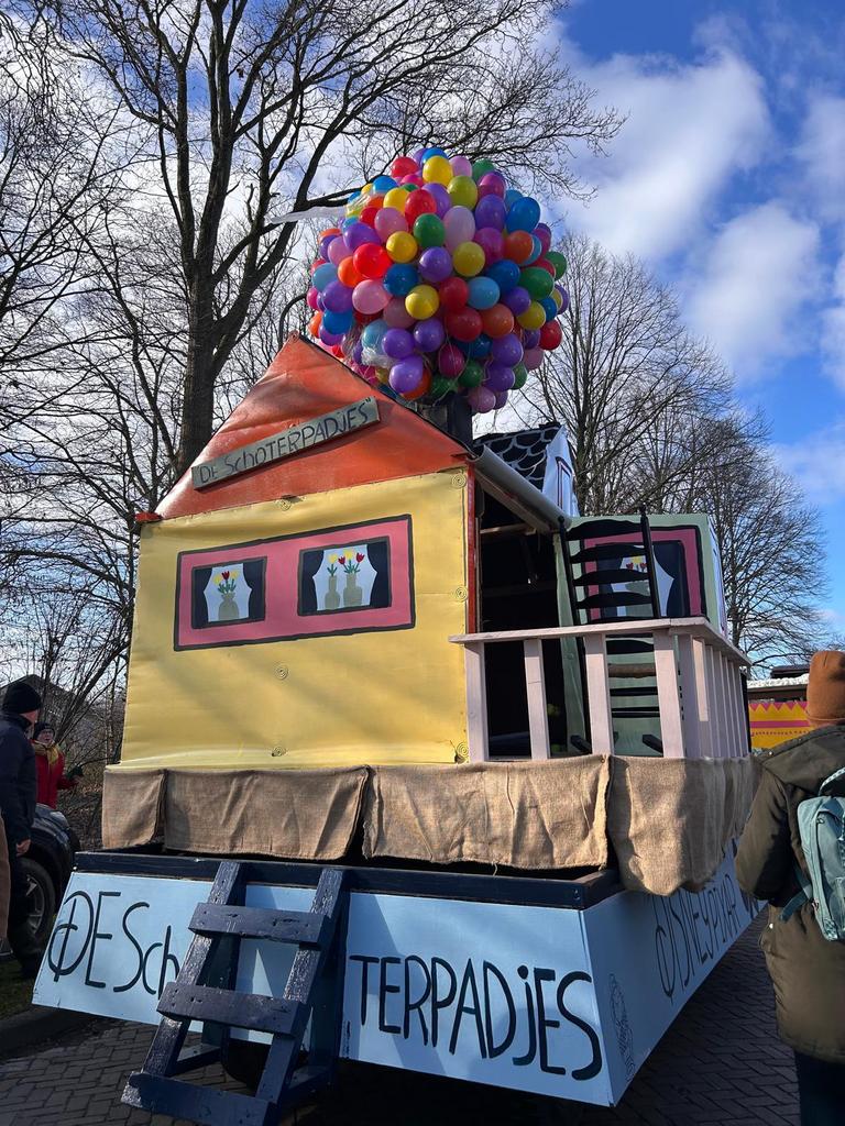 Opbouw voor optochtwagen met thema UP!, Ophalen, Zo goed als nieuw, Versiering