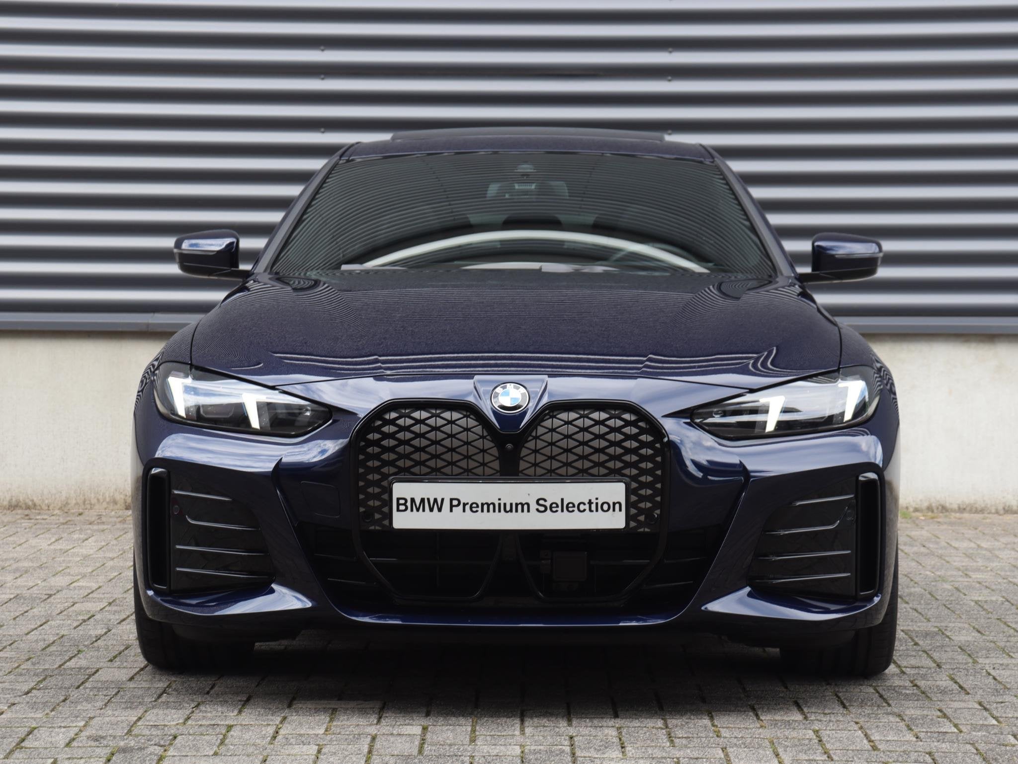 BMW i4 xDrive40 | M Sportpakket Pro | Panodak | Trekhaak | E, 510 min, 547 km, Met garantie (alle), Blauw