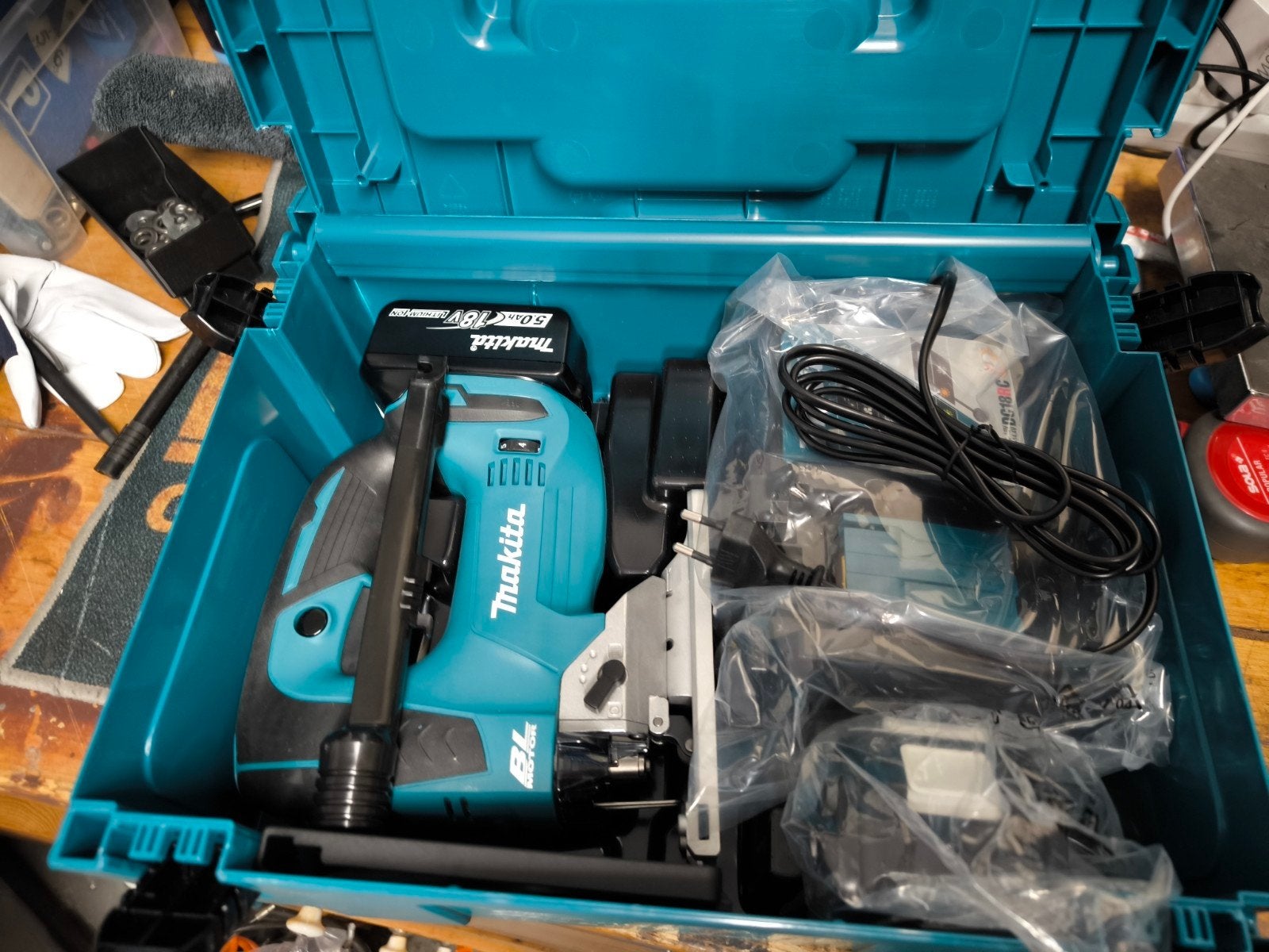 Makita Decoupeerzaag djv182rtj met 2 accu's en lader, Doe-het-zelf en Verbouw, Gereedschap | Zaagmachines, Zo goed als nieuw, Decoupeerzaag