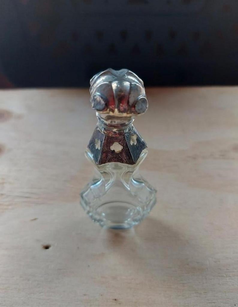 Antiek parfumflesje met gedetailleerde zilveren dop, Ophalen of Verzenden