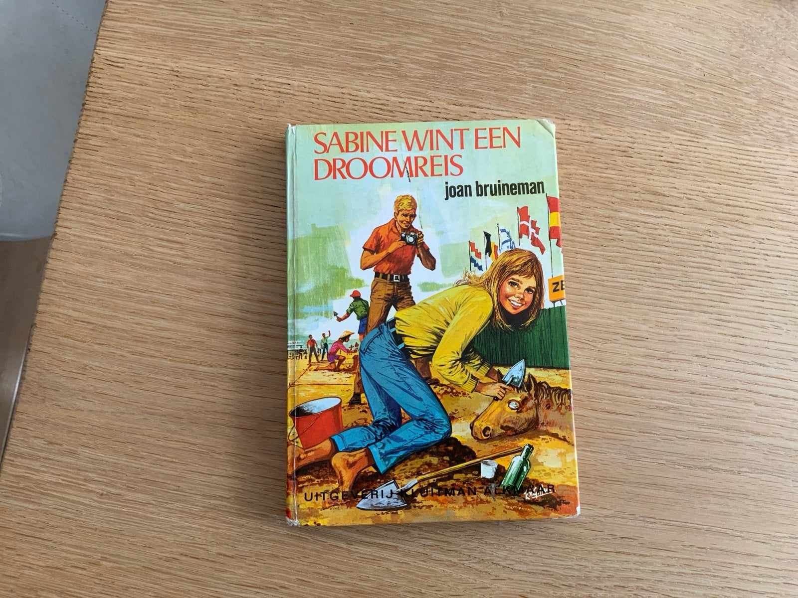 Sabine wint een droomreis - Joan Bruineman, Zonnebloem-serie, Ophalen of Verzenden, Gelezen, Fictie