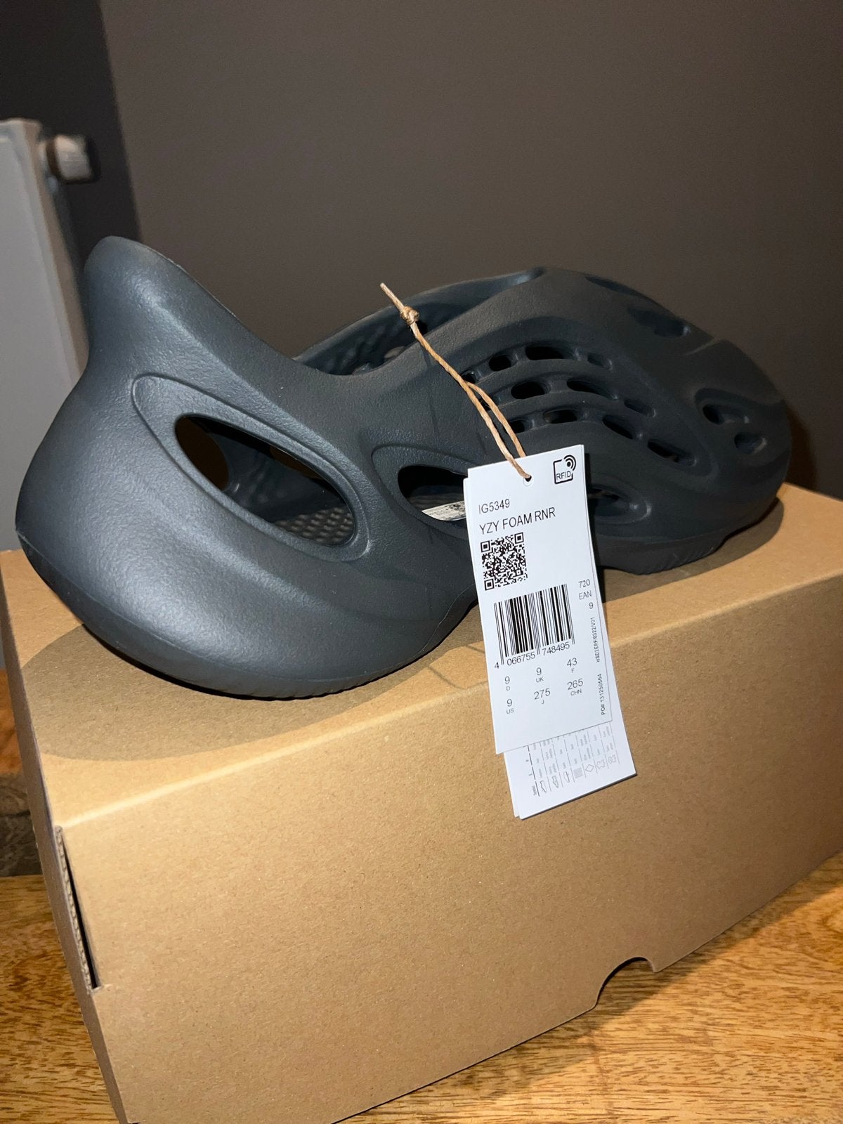 Adidas Yeezy Foam Runner Carbon - Maat 43 - Nieuw, Ophalen of Verzenden, Nieuw, Zwart, Slippers