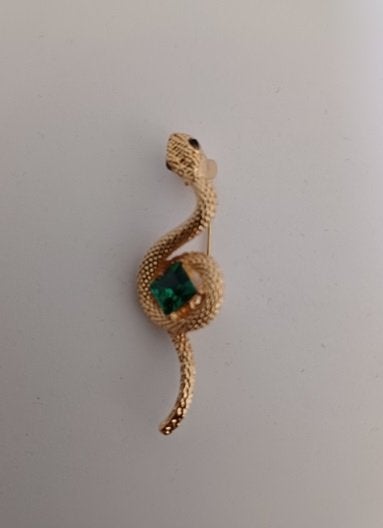 Goudkleurige broche slang met groene steen, Sieraden, Tassen en Uiterlijk, Broches, Verzenden, Nieuw, Groen, Overige materialen