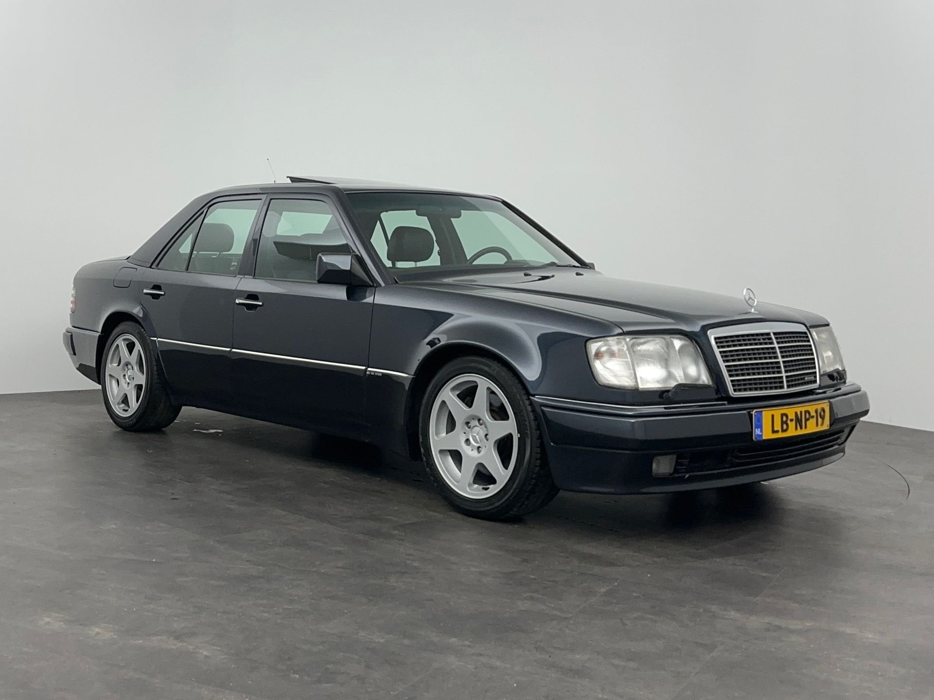 Mercedes E-Klasse 5.0 E500 SEDAN *Limited Edition*origineel, Auto's, Automaat, Achterwielaandrijving, 4973 cc, Zwart