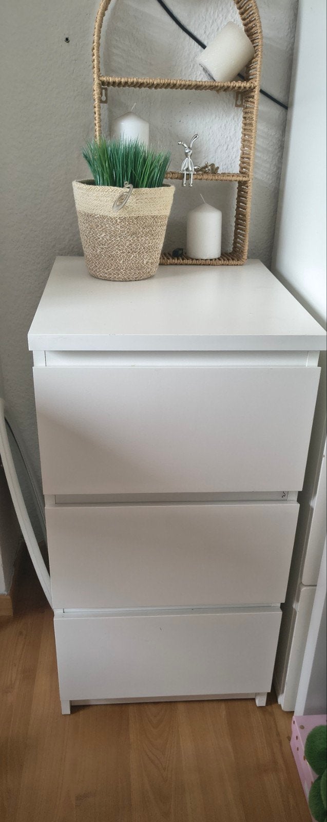 Mooi wit nachtkastje met 3 lades, Zo goed als nieuw, 45 tot 65 cm, Hout, 55 tot 70 cm
