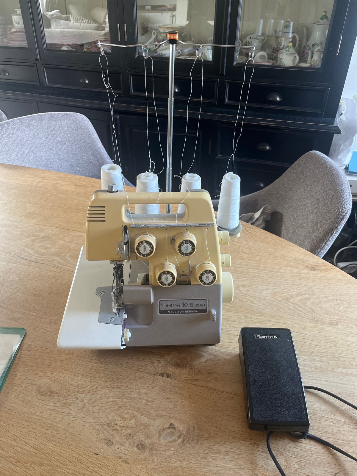 Bernette 334D Lockmachine - Zo goed als nieuw, Ophalen, Zo goed als nieuw, Lockmachine, Bernina