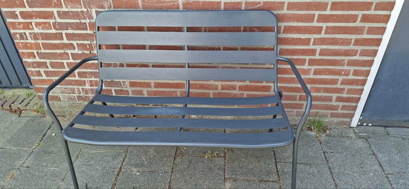 2 metalen bankjes en tafeltje, Tuin en Terras, Ophalen of Verzenden, Gebruikt, Metaal